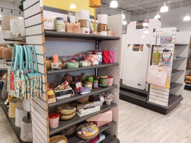 Toronto, On, Kanada - 20 Aralık 2024: Ev mobilyası ve ev eşyalarıyla raf manzarası.