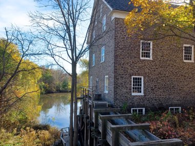 Toronto, ON, Kanada 19 Aralık 2022 Toronto tabelası Toronto şehir merkezindeki Nathan Phillips Meydanı.