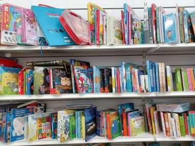 Toronto, On, Kanada - 28 Kasım 2024: Marshalls American alışveriş merkezindeki kıyafet koleksiyonu.