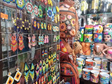 Playa del Carmen, Quintana Roo, Meksika - 20 Kasım 2024: Meksika 'daki bir mağazadaki el sanatları ve hediyelik eşyalarına bakın.