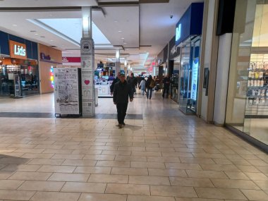 Toronto, On, Kanada - 21 Kasım 2024: Toronto Alışveriş Merkezinde İçeriden Bakış.