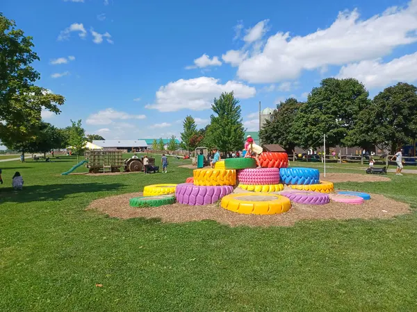 Toronto, ON, Kanada 19 Aralık 2022 Toronto tabelası Toronto şehir merkezindeki Nathan Phillips Meydanı.