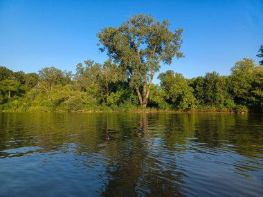 Toronto, ON, Kanada 14 Haziran 2024: Mavi gökyüzünün altındaki Humber Nehri manzarası..