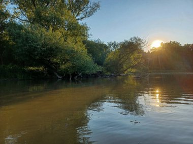 Toronto, ON, Kanada 14 Haziran 2024: Mavi gökyüzünün altındaki Humber Nehri manzarası..