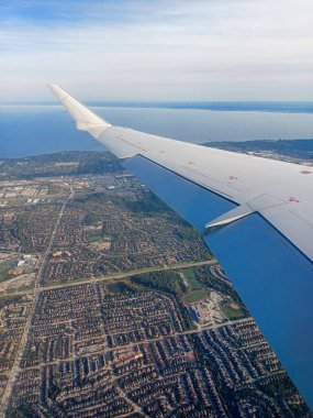 Mississauga, On, Kanada 26 Eylül 2024: Toronto Pearson Uluslararası Havalimanı 'na yaklaşan bir uçak için kenar mahallelerin ve Ontario Gölü' nün havadan görünüşü..
