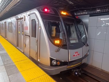 Toronto, ON, Kanada - 28 Mart 2025: İçerideki Eginton metro istasyonuna bakın