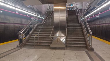 Toronto, ON, Kanada - 1 Ekim 2025: Toronto 'daki Bayview Metro İstasyonu' ndaki boş bir platform, bekleyen yolcuların karanlık duvar panellerini ve bilgilendirme tabelalarını gösteriyor.