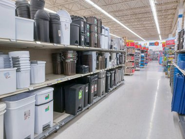 Toronto, ON, Kanada - 27 Nisan 2025: Walmart süpermarketinin malzeme bölümüne bakın.