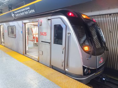 Toronto, ON, Kanada - 27 Nisan 2025: İçerideki Sheppard-Younge metro istasyonuna bakın