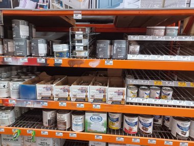 Toronto, On, Kanada - 21 Aralık 2024: Home Depot 'taki rafların ve rafların görüntüsü.