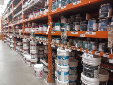 Toronto, On, Kanada - 21 Aralık 2024: Home Depot 'taki rafların ve rafların görüntüsü.
