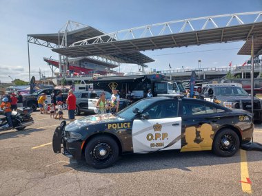 Toronto, ON, Kanada 19 Temmuz 2024: Ontario İl Polisi araçları Honda Indy etkinliği sırasında açık mavi gökyüzü altında sergileniyor..