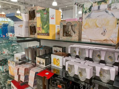 Toronto, On, Kanada - 20 Aralık 2024: Ev mobilyası ve ev eşyalarıyla raf manzarası.