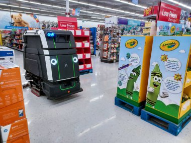 Toronto, On, Kanada - 9 Eylül 2024: Büyük bir robot elektrik süpürgesi bir mağazanın satış bölgesinde hareket ediyor.