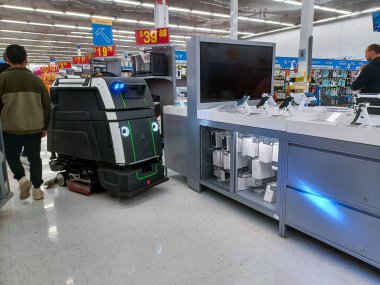 Toronto, On, Kanada - 9 Eylül 2024: Büyük bir robot elektrik süpürgesi bir mağazanın satış bölgesinde hareket ediyor.