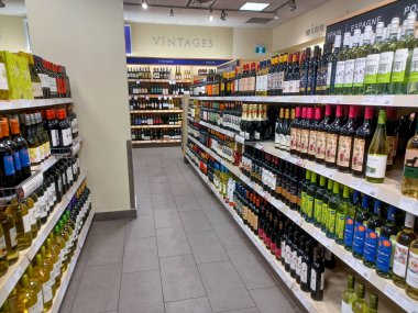 Toronto, On, Kanada - 30 Kasım 2024: LCBO alkol mağazasının iç görünümü