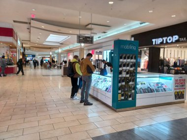 Toronto, On, Kanada - 21 Kasım 2024: Toronto Alışveriş Merkezinde İçeriden Bakış.