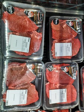 Toronto, On, Kanada - 28 Kasım 2024: Kanadalı dükkandaki et bölümü koridoru ve kasap dükkanına bakın.