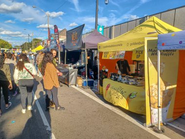 Toronto, ON, Kanada 9 Eylül 2024: İnsanlar güneşli bir öğleden sonra yemek standı, müzik ve etkinlikleriyle Kingsway Street Festivali 'nin tadını çıkarıyor..