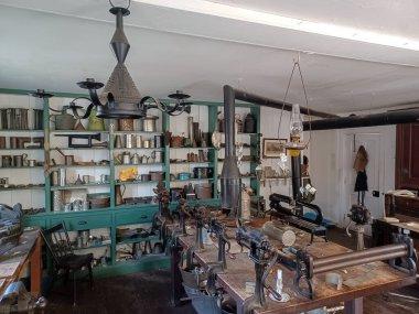 Toronto, ON, Kanada 10 Ekim 2024: Black Creek Öncü Köyü 'ndeki Tinsmith Dükkanı' nın iç mekanı.