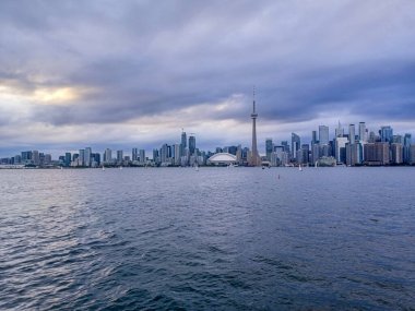 Toronto, ON, Kanada 8 Ağustos 2024: CN Kulesi ve Toronto silueti Ontario Gölü 'nden izlenen dramatik yaz bulutlarının altında duruyor..