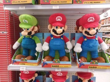 Toronto, On, Kanada - 27 Kasım 2024 Oyuncaklar R Us mağazasındaki oyuncaklarla birlikte raflara bakın.