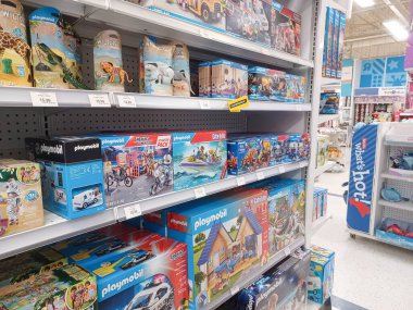 Toronto, On, Kanada - 27 Kasım 2024 Oyuncaklar R Us mağazasındaki oyuncaklarla birlikte raflara bakın.