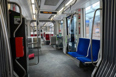 Toronto, ON, Kanada 19 Temmuz 2024: Toronto 'da modern bir tramvay kırmızı yastıklı koltukları ve temiz, iyi ışıklandırılmış iç mekanı ile neredeyse boş çalışıyor..