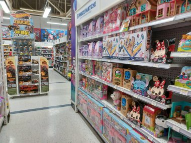 Toronto, On, Kanada - 27 Kasım 2024 Oyuncaklar R Us mağazasındaki oyuncaklarla birlikte raflara bakın.
