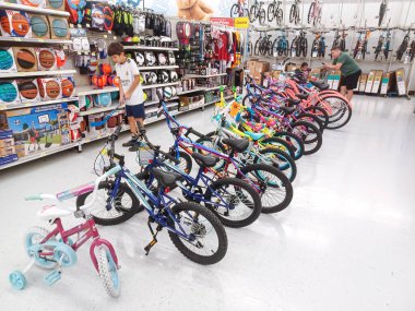 Toronto, On, Kanada - 30 Kasım 2024: Walmart süpermarketindeki malzeme bölümüne bakın.