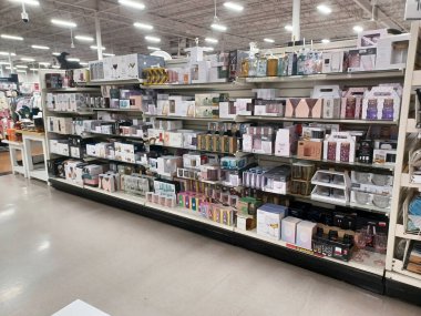 Toronto, On, Kanada - 11 Aralık 2024: Kazananlar perakende mağazasının raflarına bakın.