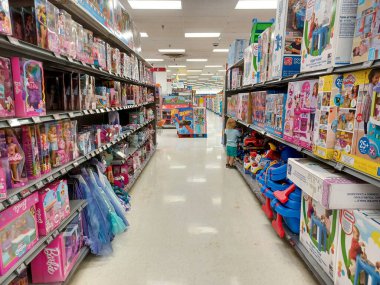 Toronto, On, Kanada - 4 Kasım 2024: Walmart süpermarketindeki oyuncaklarla raflara bakın.