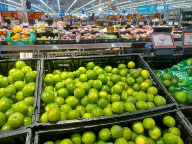 Toronto, On, Kanada - 29 Kasım 2024: Walmart süpermarketindeki üretim departmanına bakın.