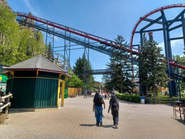 Toronto, ON, Kanada 2 Temmuz 2024: Güneşli bir günde Harikalar Diyarı Lunaparkında yürüyen insanlar.