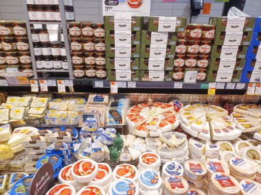 Toronto, On, Kanada - 28 Ağustos 2024: Kanada mağazasındaki şarküteri ve peynir reyonuna bakın.