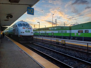 Etobikola, ON, Kanada 20 Ekim 2024: Oakville Go tren istasyonu manzarası.