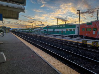 Etobikola, ON, Kanada 20 Ekim 2024: Oakville Go tren istasyonu manzarası.