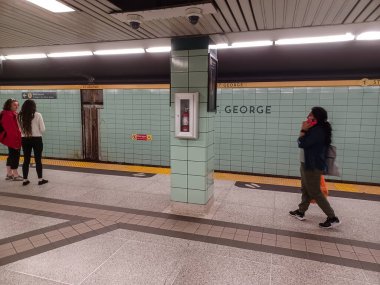 Toronto, ON, Kanada - 24 Nisan 2025: İçerideki St. George metro istasyonuna bakın