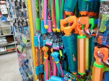 Toronto, On, Kanada - 14 Temmuz 2024: Farklı ürünler mağaza raflarında sıralanır