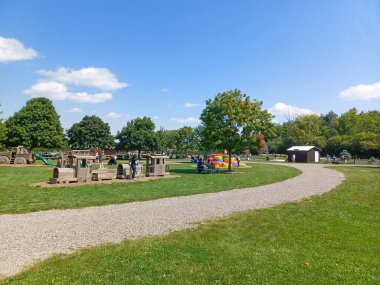 Toronto, ON, Kanada 1 Eylül 2024: Aileler piknikler ve Downey Çiftliği 'nde ağaçlar, çiçekler ve kır çiftlikleriyle çevrili güneşli bir günün tadını çıkarıyorlar..