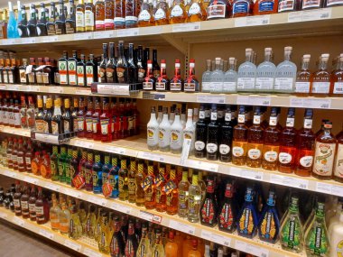 Toronto, On, Kanada - 30 Kasım 2024: LCBO alkol mağazasının iç görünümü