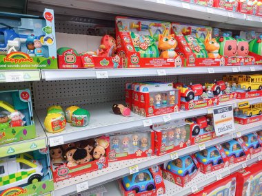 Toronto, On, Kanada - 27 Kasım 2024 Oyuncaklar R Us mağazasındaki oyuncaklarla birlikte raflara bakın.