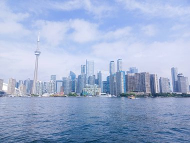 Toronto, ON, Kanada 8 Ağustos 2024: CN Kulesi ve Toronto silueti Ontario Gölü 'nden izlenen dramatik yaz bulutlarının altında duruyor..