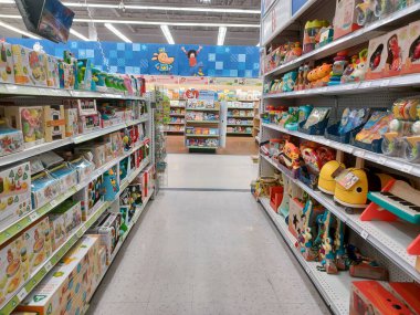 Toronto, On, Kanada - 27 Kasım 2024 Oyuncaklar R Us mağazasındaki oyuncaklarla birlikte raflara bakın.