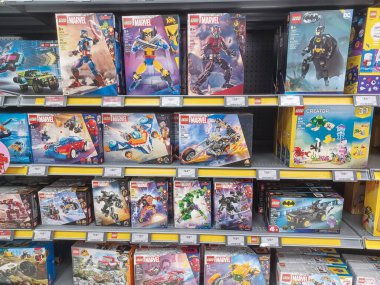 Toronto, On, Kanada - 4 Şubat 2024: Walmart süpermarketindeki oyuncaklarla raflara bakın