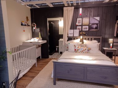 Toronto, On, Kanada - 21 Ağustos 2024: Büyük Amerikan mağazası satış döneminde farklı mobilyalar öneriyor.