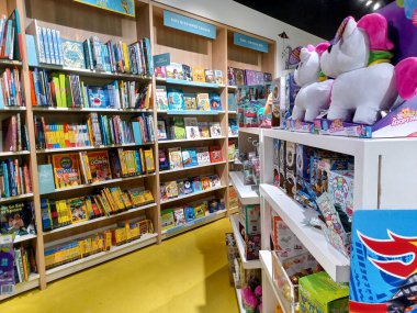 Toronto, On, Kanada - 26 Ağustos 2024: Dükkandaki kitaplarla birlikte raflara bakın.