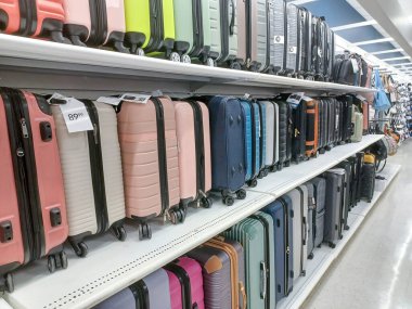 Toronto, On, Kanada - 28 Ağustos 2024: Marshalls American alışveriş merkezindeki kıyafet koleksiyonu.