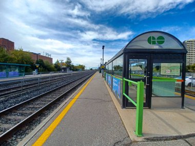 Etobikola, ON, Kanada 20 Ekim 2024: Mimico Go tren istasyonunun görüntüsü.
