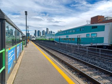 Etobikola, ON, Kanada 20 Ekim 2024: Mimico Go tren istasyonunun görüntüsü.